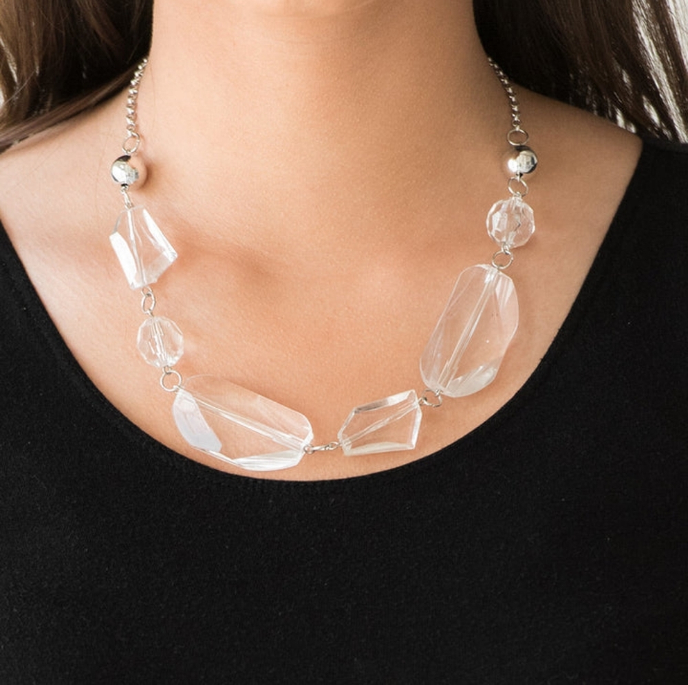 💕Luminous Luminary set white Necklace and earrings